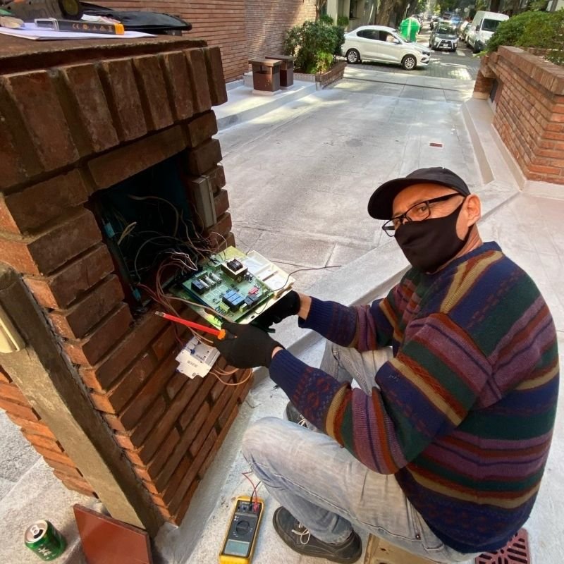 Reparación de placa trifásica de 380V. Reparación de placa trifásica dañada por alta tensión para restablecer el funcionamiento del portón. Trabajo realizado por HERREELEC.